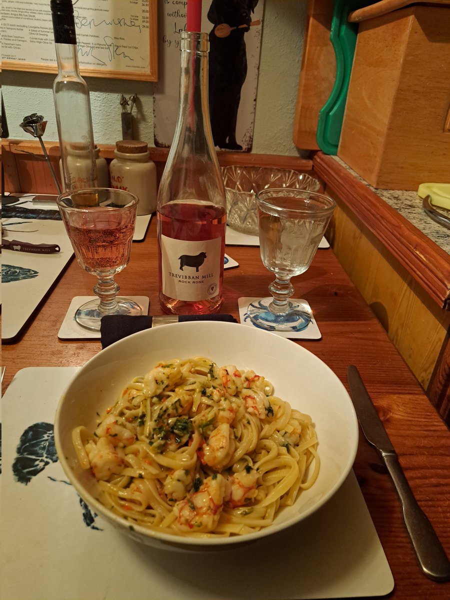 Nice dinner last night, Prawn Linguine, Parsley, Chillie, and garlic👍 <a href="/Ginofantastico/">Gino D'Acampo</a> style <a href="/Trevibbanmill/">Trevibban Mill</a> superb Rock Rose wine in #LaRochere #Perigord  glassware👍❤️