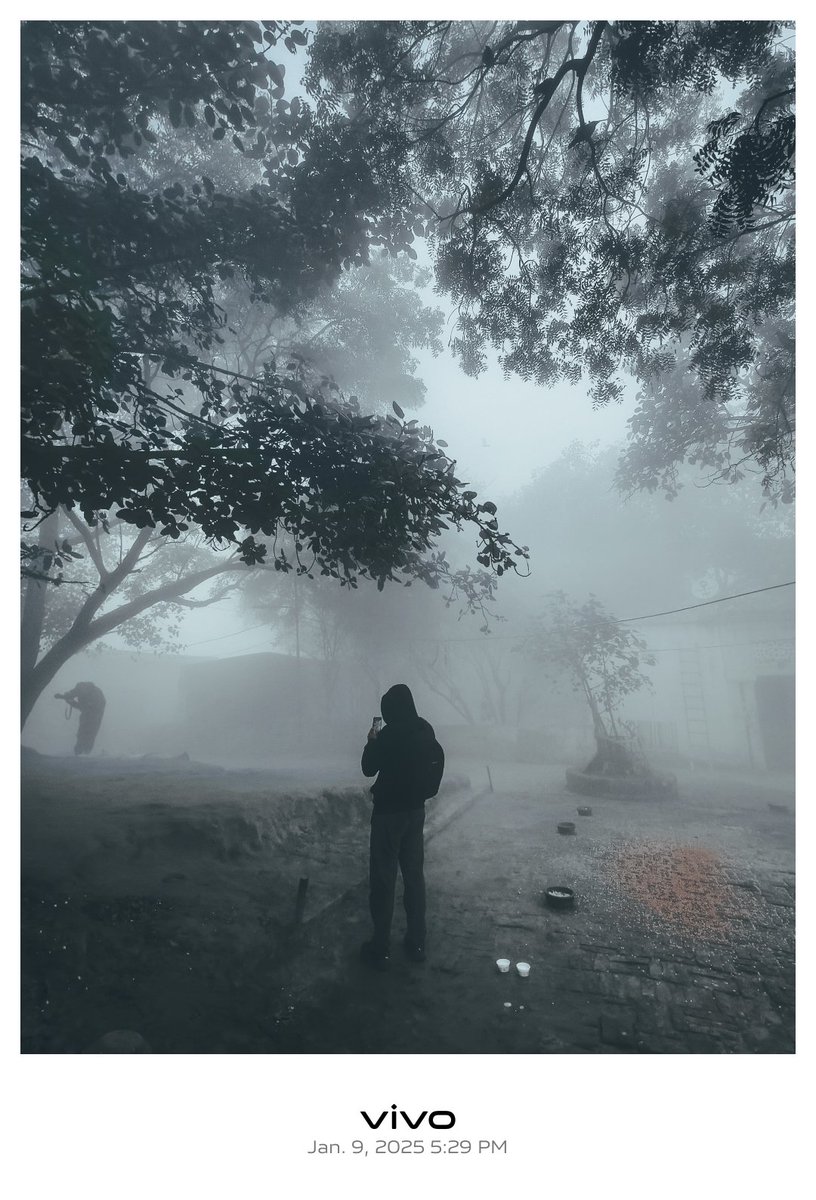 photublogger's tweet image. Early morning at Yamuna Ghat, Delhi. Captured this amazing scene that feels like a dream. 📷 
Shot on -Vivo X 200
Color Grade - Lightroom 
#MistMagic #YamunaGhat  #VivoPhotography