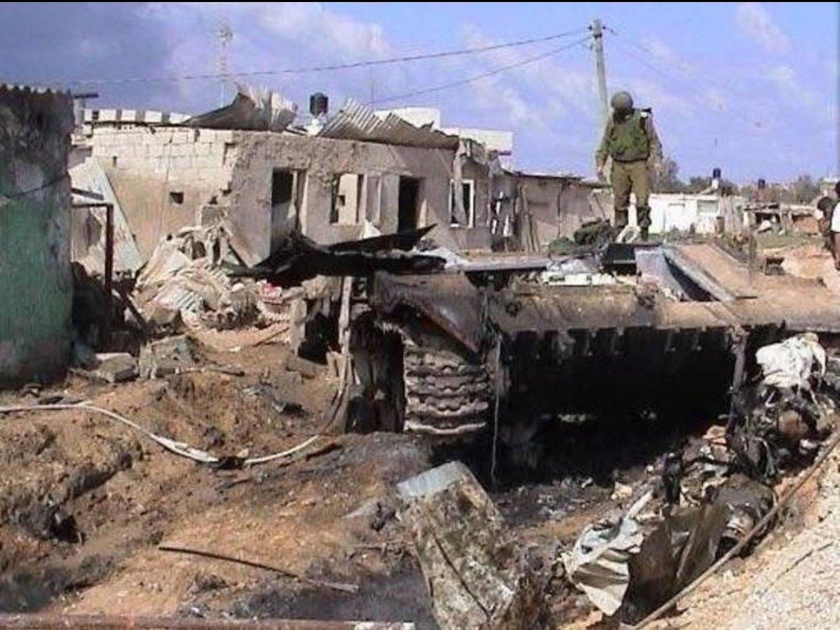 إسرائيل في ذهول مما حدث أمس في غزة فقد ذكرت قناة كان أن العبوة المتفجرة التي تسببت في مصرع الجنود الثلاثة الليلة الماضية في قطاع غزة، كانت غير عادية من حيث قوتها.
ومن شدة قوة الانفجار انفصل برج الدبابة عنها وطار لمسافة عشرات الأمتار،إسرائيل تحاول معرفة نوعية المتفجرات التي