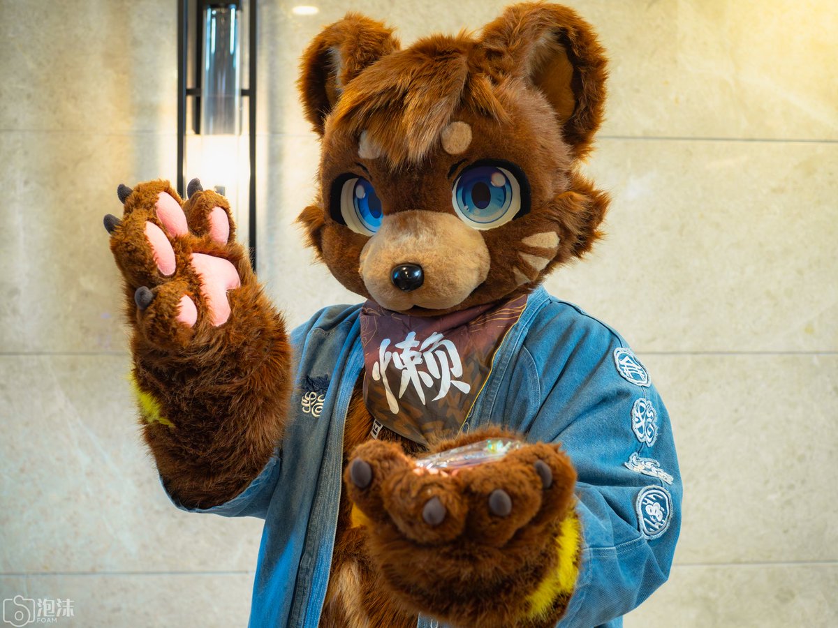 Day16 晓乐的三个愿望
#FursuitEveryday
希望我爱的人健康
个性很善良
大大手掌能包容我小小的倔强
你的浪漫只有我懂欣赏
能让眼泪长出翅膀飞离我脸庞
还想每天用咖啡香不让你赖床
周末傍晚踩着单车逛黄昏市场
我的浪漫只有你懂欣赏
就让每个台风晚上不恐慌紧张
——《三寸日光》梁静茹