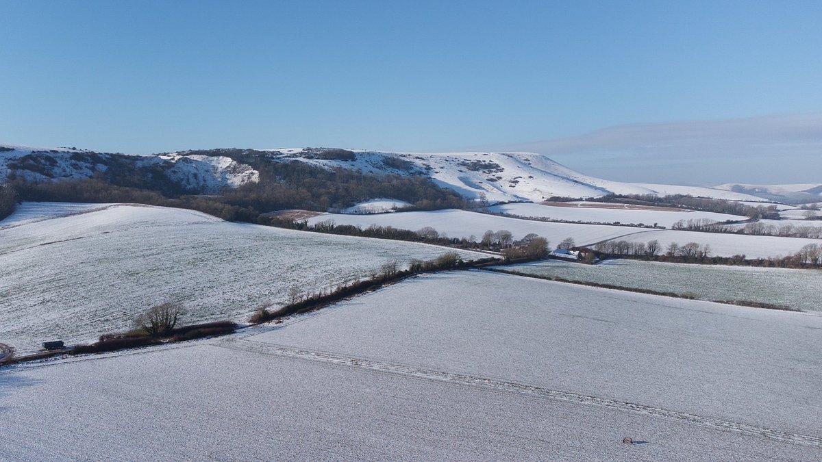 EchoDan11's tweet photo. #Alciston Village near #Alfriston - snow still lays on the downs @brightonargus @bbcsoutheast @BBCSussex @EastSussexNews https://t.co/Df8jkFMQ58