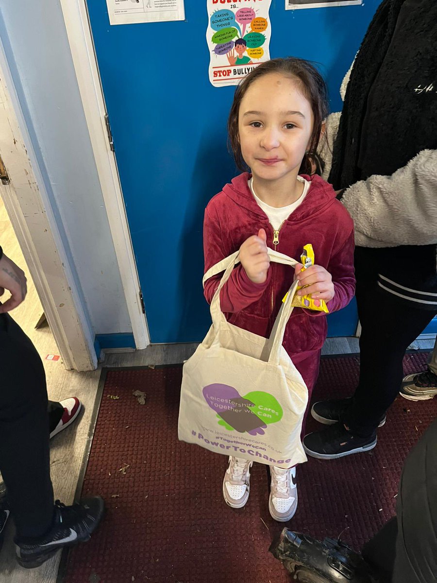 WoodgateAP's tweet image. Lots of happy kids with their fabulous #BagsofHope donated by @LeicsCares @neetusquire1   🎁