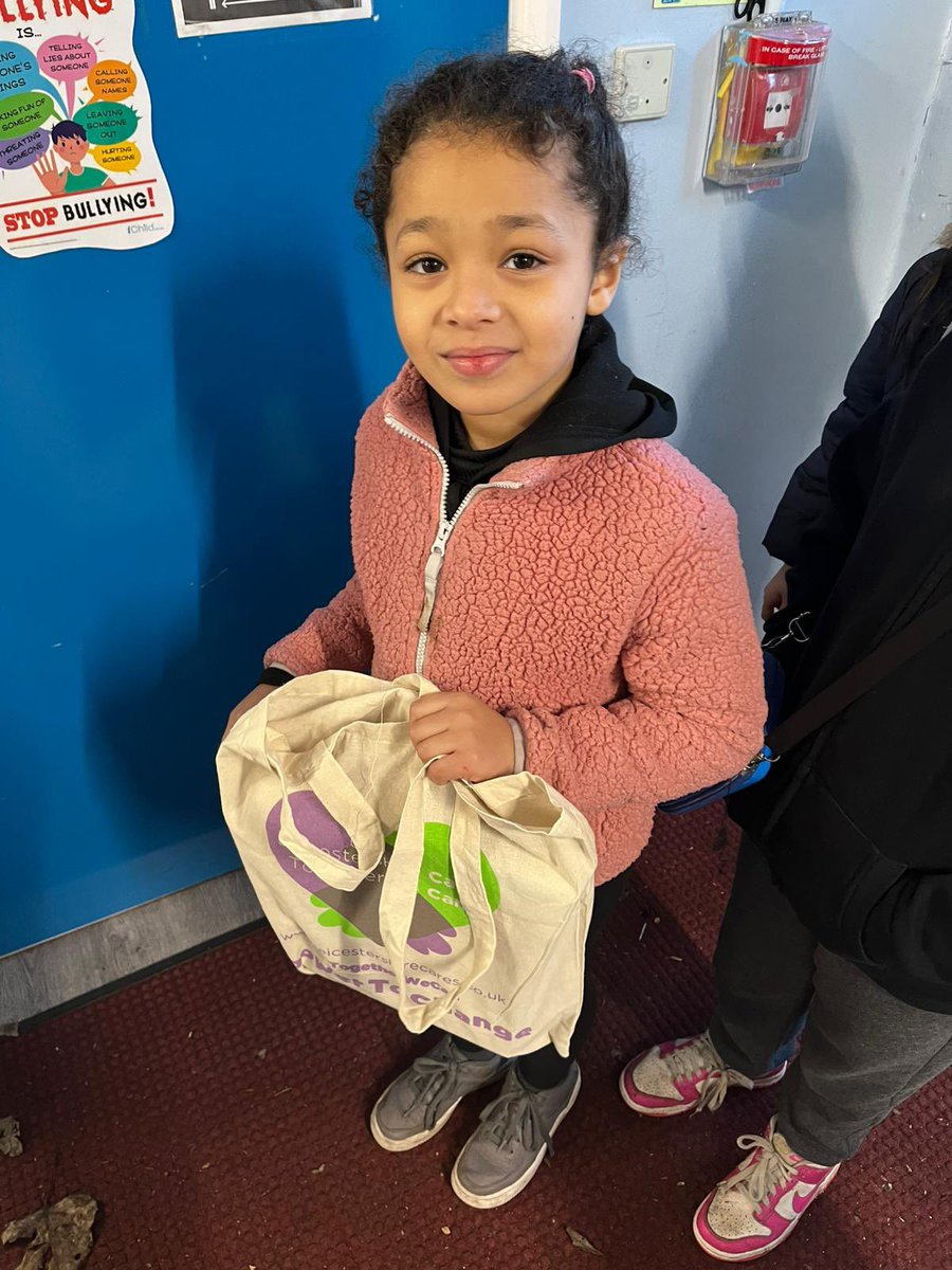 WoodgateAP's tweet image. Lots of happy kids with their fabulous #BagsofHope donated by @LeicsCares @neetusquire1   🎁