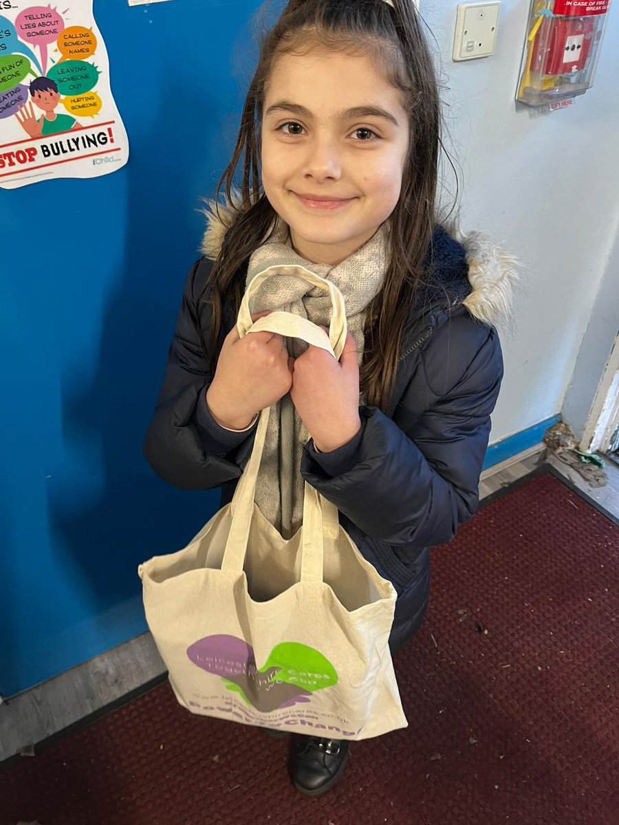 WoodgateAP's tweet image. Lots of happy kids with their fabulous #BagsofHope donated by @LeicsCares @neetusquire1   🎁