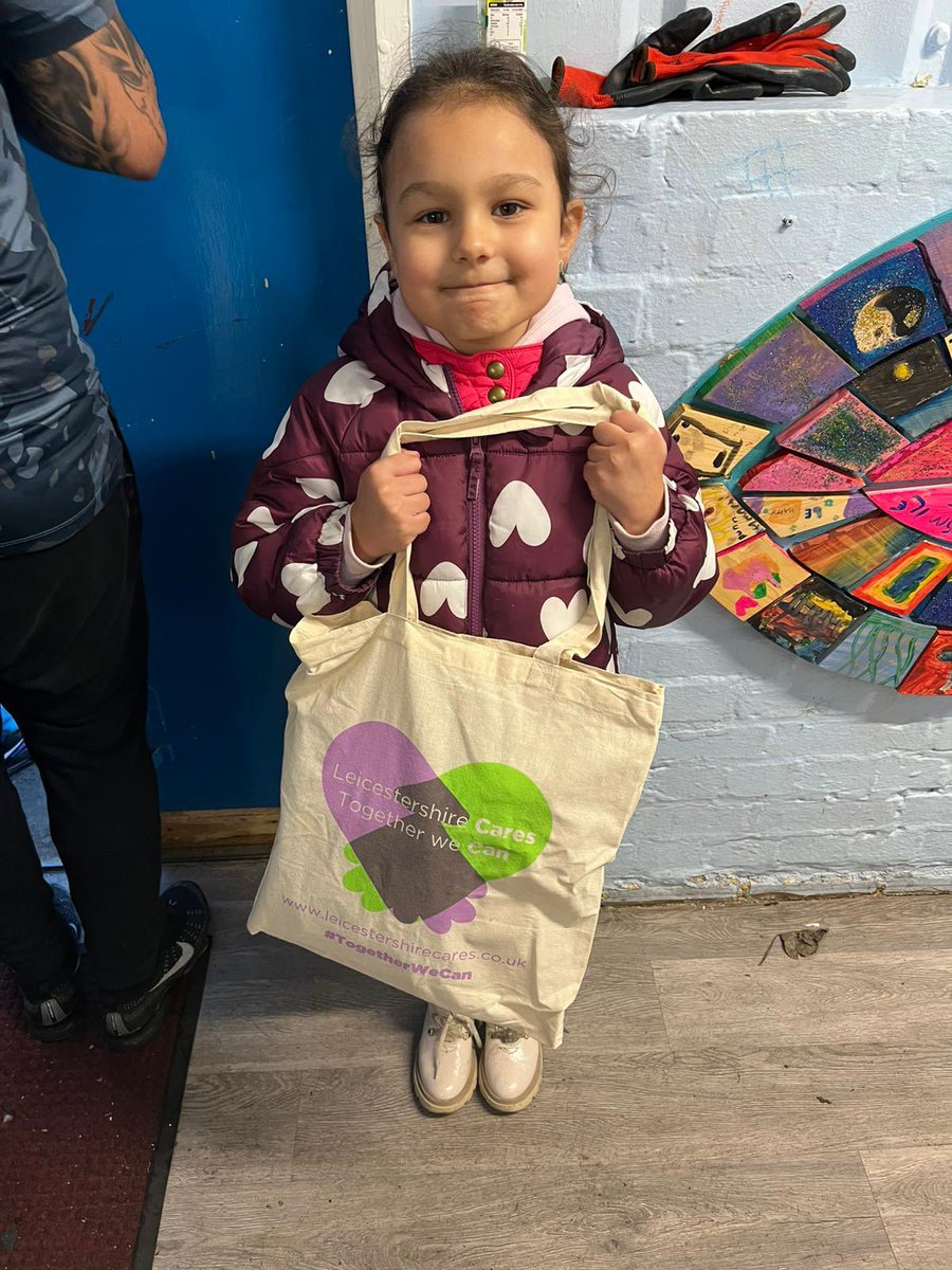 WoodgateAP's tweet image. Lots of happy kids with their fabulous #BagsofHope donated by @LeicsCares @neetusquire1   🎁