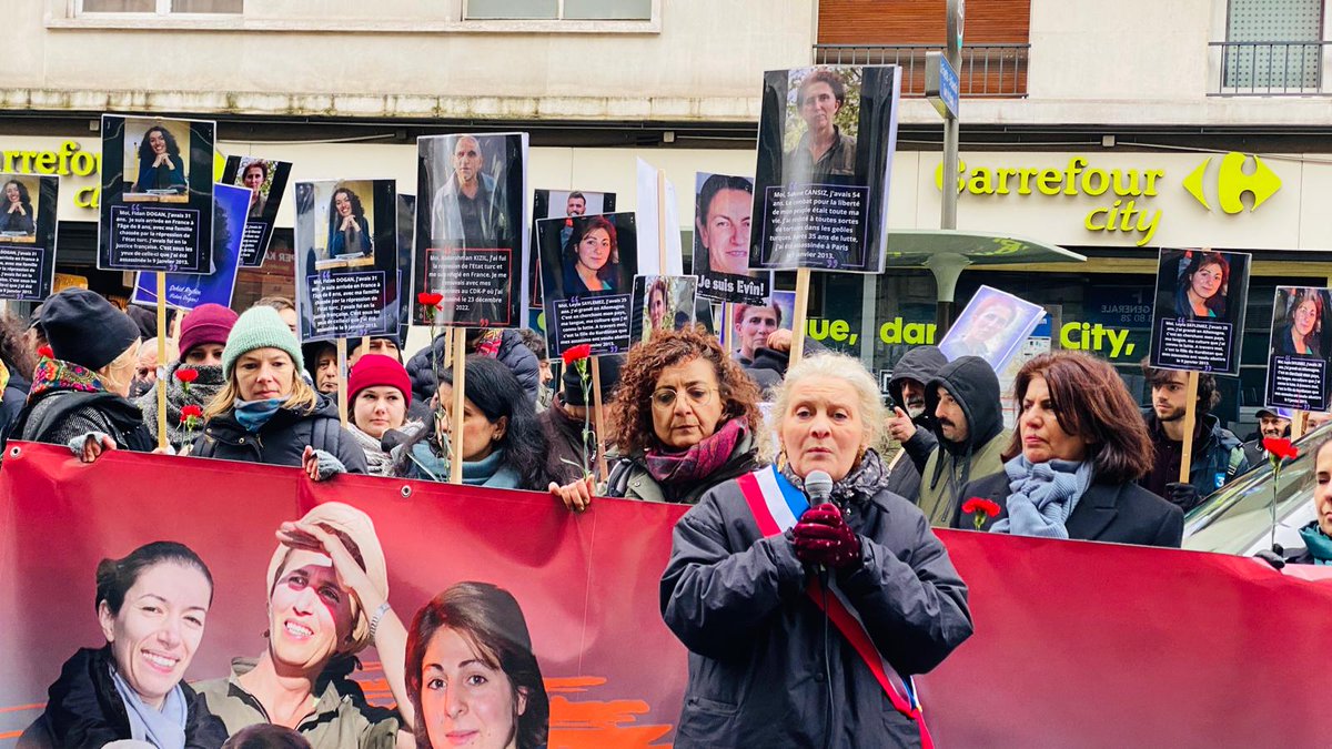 femmeskurdesTJK's tweet photo. Ce 9 janvier, nous commémorons Sakine Cansız, Fidan Doğan et Leyla Şaylemez, lâchement assassinées par les services turcs. 12 ans après, les femmes #kurdes et leurs ami-es sont plus déterminé-es que jamais à obtenir vérité et justice. #JusticePourSakineFidanLeyla #Mémoire https://t.co/NEqMS96KHr
