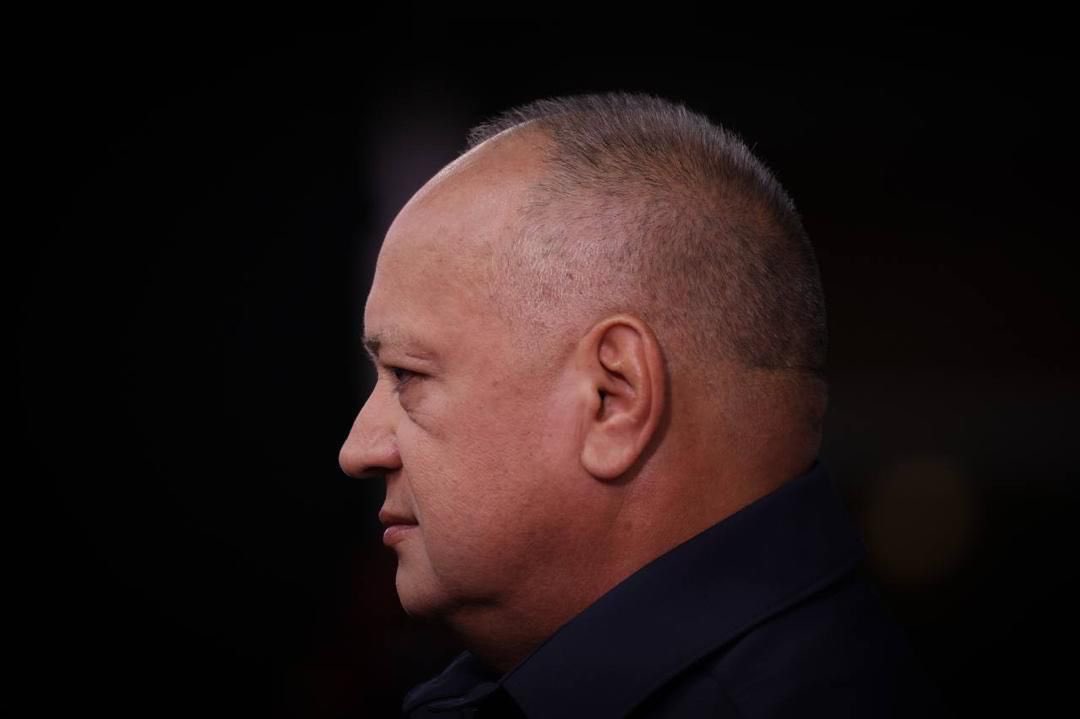 Diosdado está tan escondido, que ayer se dio el lujo de hacer el mazo en el poliedro. Yo no exagero cuando lo califico el “ministro influencer” con su peculiar y particular estilo fuera de los parámetros convencionales.

La oposición siempre subestima a los líderes del chavismo🔥