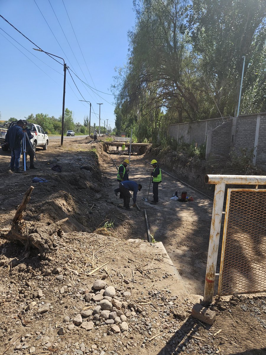 Diego Coronel ๐๐พโโ๏ธ๐ด๐ฝโโ๏ธ๐๐พโโ๏ธ (@diegocoronelmdz) on Twitter photo Se reanudan los trabajos sobre el Canal Rama Chimbas, que mejoran el servicio de agua de riego haciรฉndolo eficiente y modernizado e incrementan la superficie irrigada y cultivada para productores de San Martin y Junรญn. ๐งโ๏ธ <a href="/IrrigacionMza/">Irrigaciรณn Mendoza</a> Se reanudan los trabajos sobre el Canal Rama Chimbas, que mejoran el servicio de agua de riego haciรฉndolo eficiente y modernizado e incrementan la superficie irrigada y cultivada para productores de San Martin y Junรญn. ๐งโ๏ธ <a href="/IrrigacionMza/">Irrigaciรณn Mendoza</a>