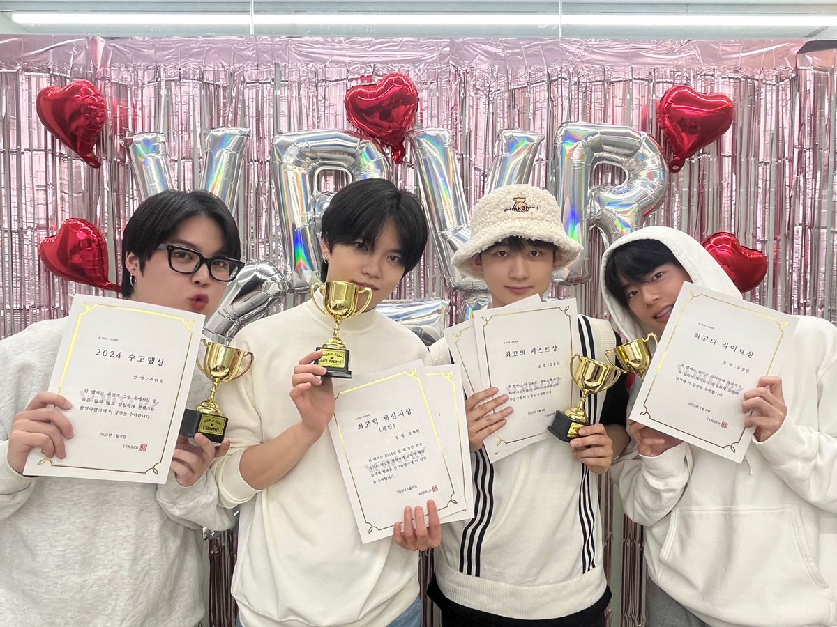 [📸]
2025.01.09
💜VERIVERY 6th Birthday🤍 

베리베리의 6번째 생일도 축하해 준 
베러들 너무 고마워요🎂
베리베러 2025년 더 행복하자🩷

#베리베리 #VERIVERY #VRVR
#VERIVERY6thAnniversary
#HAPPYVERIVERYDAY