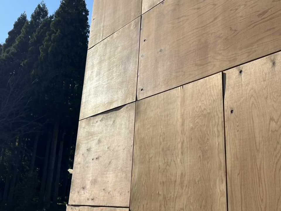 mori_arch_econo's tweet photo. 隈研吾氏作、奥琵琶湖の貸別荘。
外壁の劣化速度が日本の建築界最速との情報をもらいました。
3年で激劣化。
これ、木は木だけど、その素材はなんやねん？
外壁にそのまま使ってもいい素材ですか？
#腐る建築