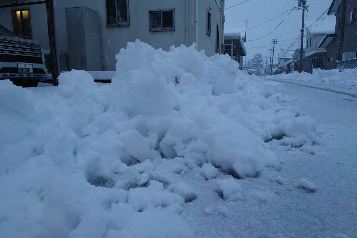netsphere's tweet photo. ←出勤前の絶望　退勤前の絶望→

…だけどこんなの序の口だよね、雪国のみんな。

#雪国 #山形県 #鶴岡市 #大雪警報中 https://t.co/DVSy7IvWrl