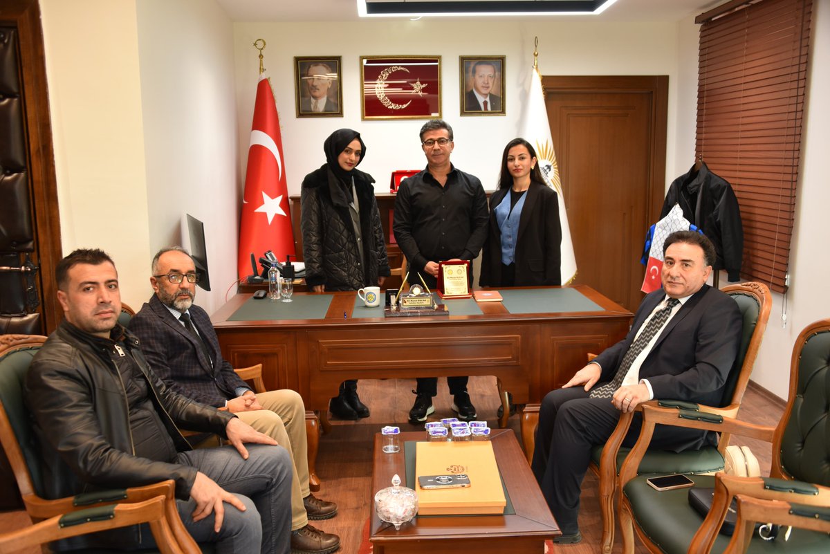 CEMAL POLATOĞLU KAMPÜSÜ YÖNETİMİ VE ÖĞRENCİLERİNDEN BELEDİYE BAŞKANINA ZİYARET.
Eğitime ve gençlere büyük önem veren, üniversitemize her konuda katkı sağlayan ve destek olan çok kıymetli Belediye Başkanımız Sn. Ali Murat Bucak’a Öğrencilerimiz tarafından Plaket takdim edildi.