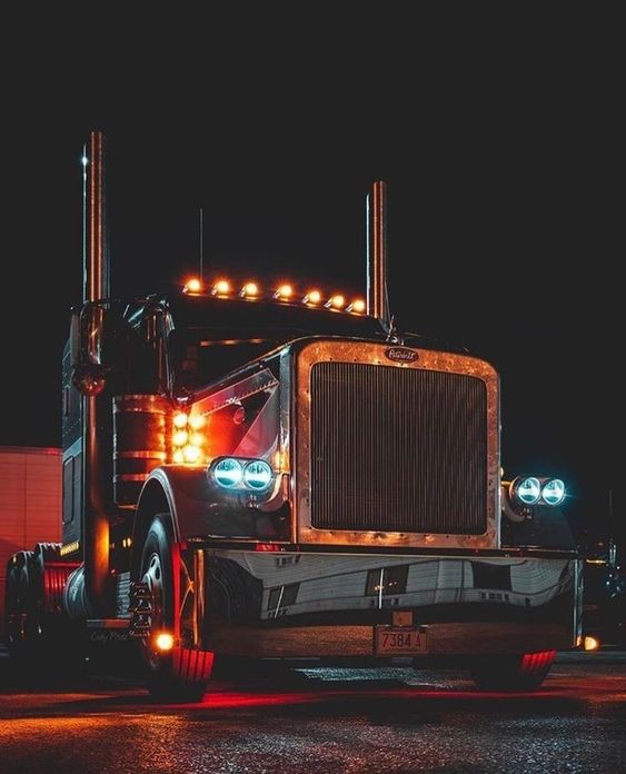 TruckingDepot's tweet photo. One cold view from this awesome Peterbilt! #Trucking #TruckingDepot #Truckers #Peterbilt https://t.co/cGZgPEpZzb