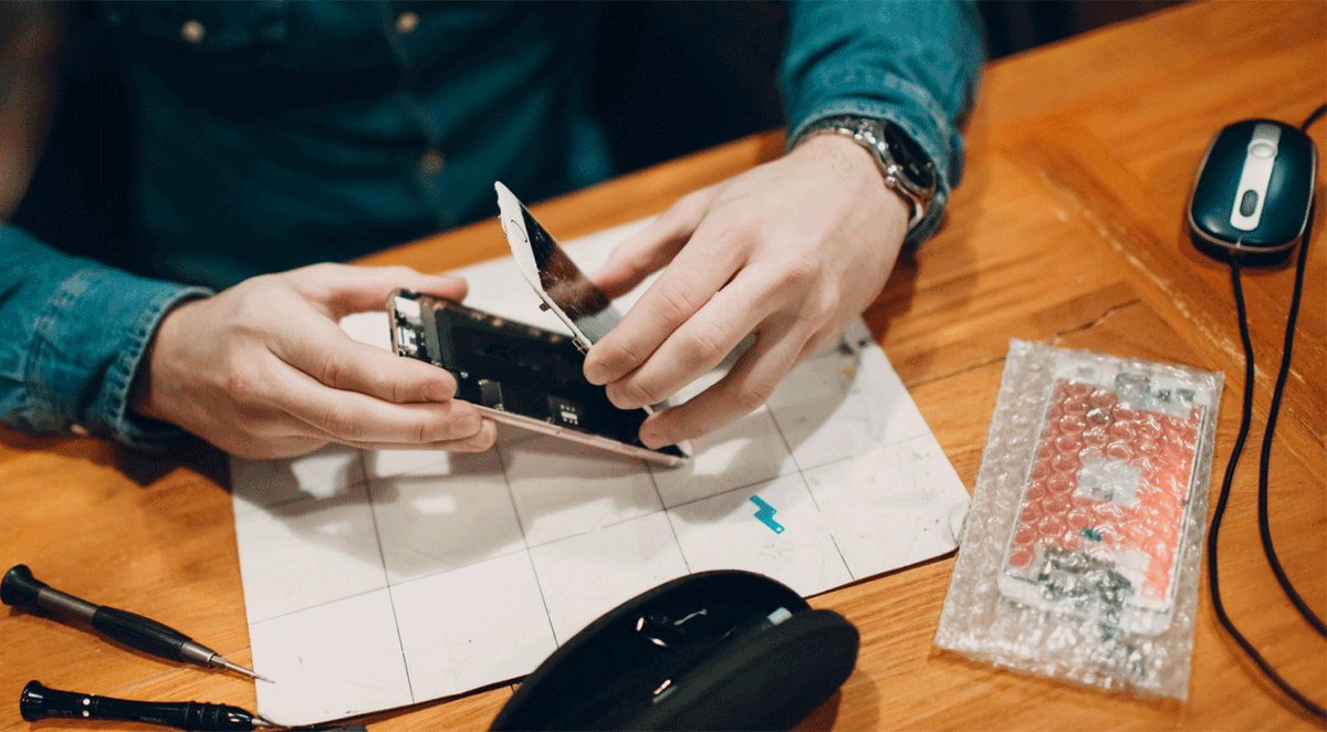 StratixMobile's tweet image. We’re not just donating devices—we’re creating opportunities! #StratixCares has teamed up with Jonathan’s Landing &amp;amp; Techtonic to help #neurodiverse adults build careers in #mobilerepair. Every donated device helps train technicians for meaningful jobs. 
hubs.la/Q02XVc480