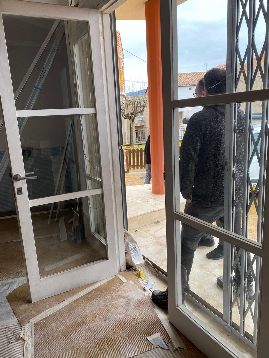 Juntsmunicipis's tweet image. 📹 El diputat Ramon Bacardit (@ramonbacardit) ha visitat Sant Salvador de Guardiola amb l’alcaldessa Anna Llobet (@allobet4) el projecte de la nova comissaria de proximitat, una iniciativa que reforçarà la seguretat i millorarà l’atenció ciutadana al municipi, responent a les…