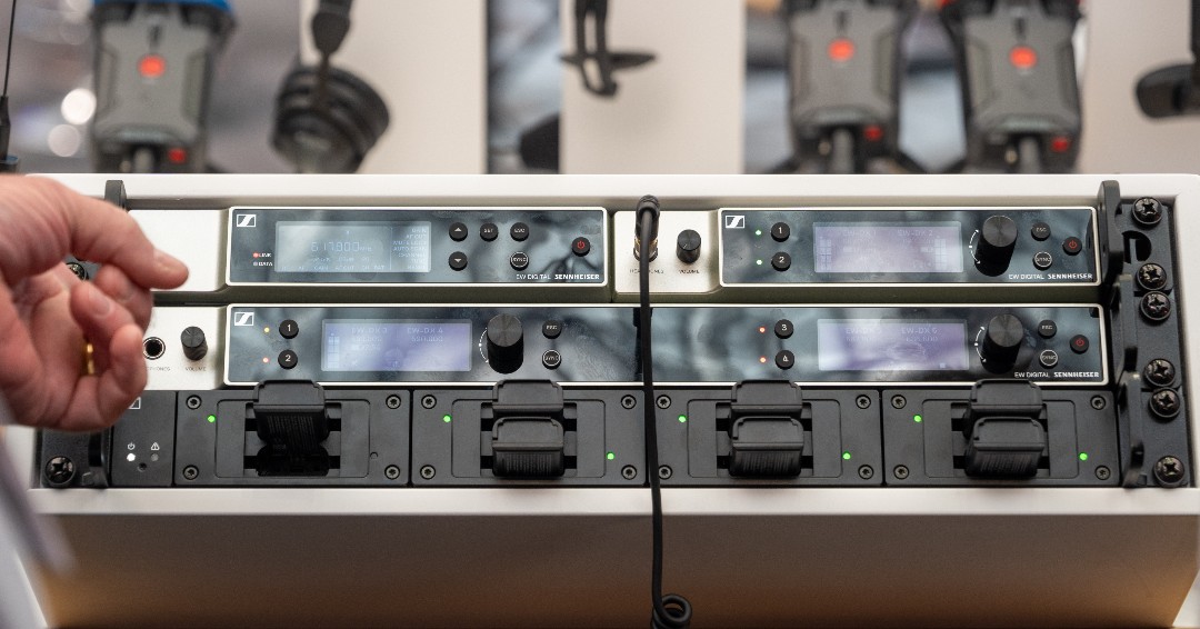 sennheiserjapan's tweet image. #ISE2025 （スペイン・バルセロナ）に参加予定の皆さまへ！
業界をリードするオーディオソリューションを実際に体験する絶好のチャンスをお見逃しなく！

🔥 #Spectera を体験しよう！
世界初の双方向 #WMAS エコシステムで、ワイヤレスオーディオの新基準を切り拓く革新をお届けします。

🎤