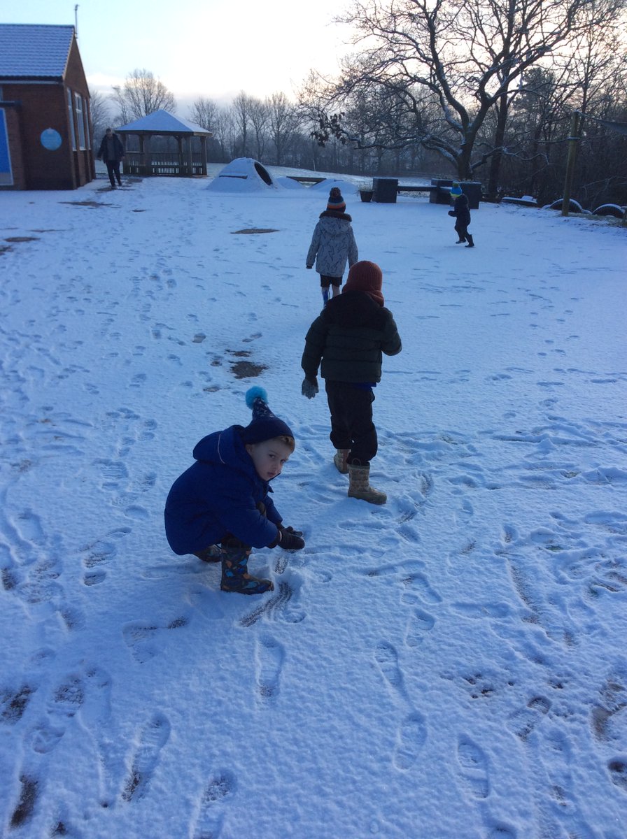 AppleySaintsCE's tweet photo. #ABASYR We had lots of snowy fun outdoors this morning! @WN6_Mums @ShevCommunity @WigToday #ABASSci @StandishVoiceNF https://t.co/hSOmunCbAo