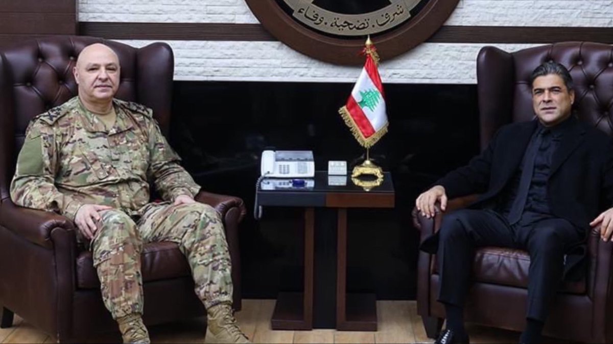 صاحب   أخلاق   و   مَبدا
و   مِنّك    ما    عِنّا    أبدا
مغوار من صفوف الجيش
طالع    عا   قصر    بعَبدا
#فخامة_الرئيس #جوزيف_عون