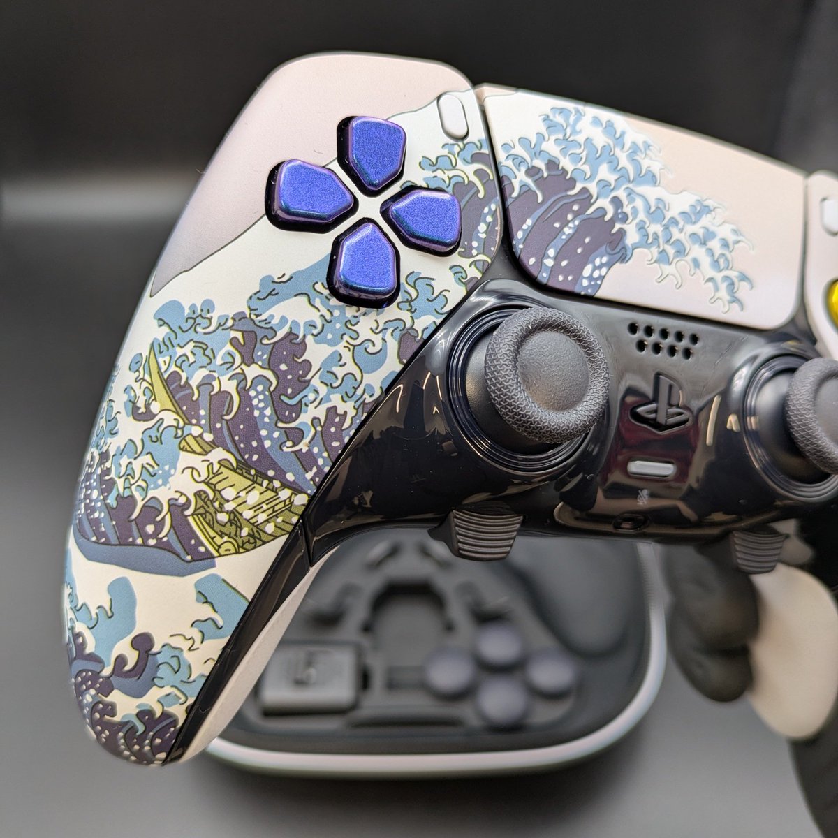 _goatcustoms's tweet photo. Did you know?

Here at GOAT Customs we can also create you an incredible PS5 Edge controller too! 

We only use official products for our controllers, so you'll get everything normally included with the Edge controller, without the standard look!

Create yours using the link below: 👇🏼👇🏼

https://t.co/c9dopT9c2M
