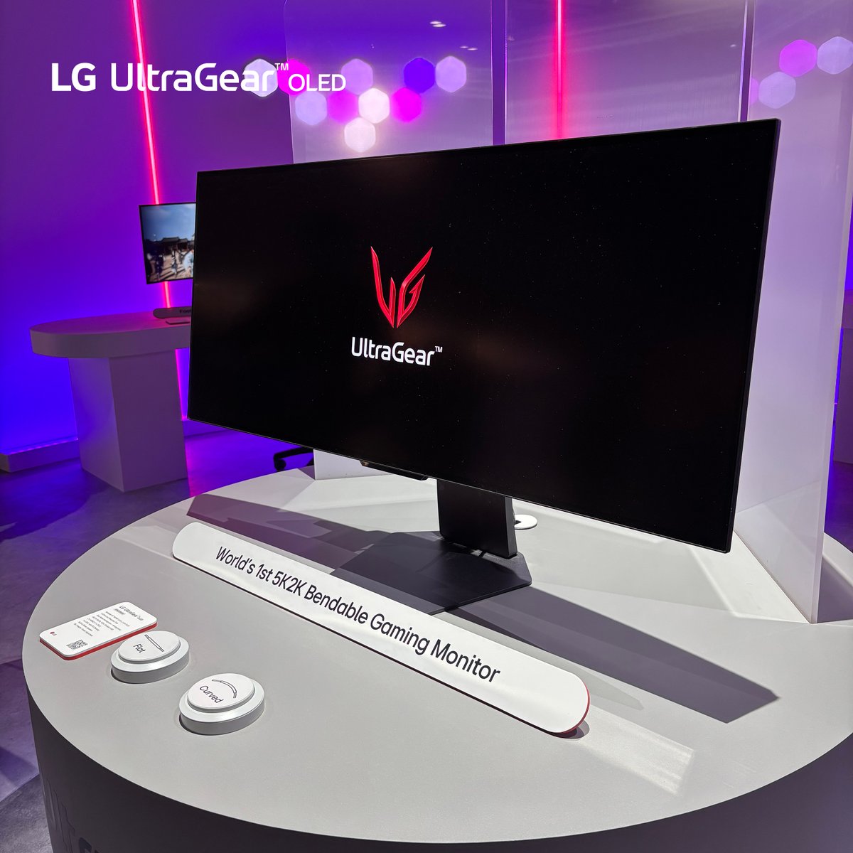 LG UltraGear 45GX990A is "5K2K Bendable OLED" gaming monitor.

✨Dual Mode: WUHD 165Hz ↔ WFHD 330Hz
✨DP2.1
✨900R max cuvature
✨Built-in speakers

Don't you want to experience yourself? 
👉bit.ly/40mem3i

#LGUltraGear #OLEDGamingmonitor #CES2025 #45GX990A #GX9Bendable