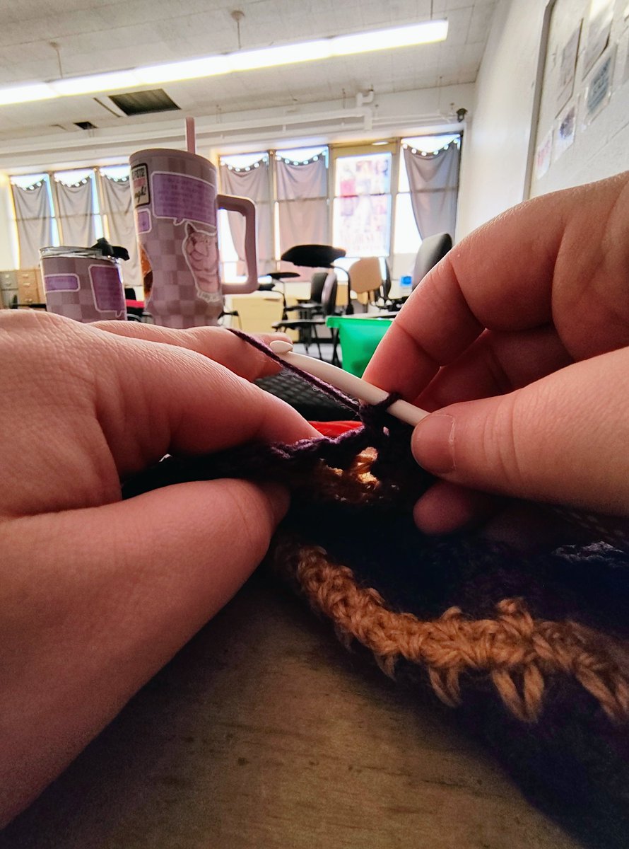 cheyconic's tweet photo. @2cherrycokes Okay I described this horribly lol
Take 2: 
Yarn Under pinky and ring, over middle, under index https://t.co/T4Fi9fmn2c