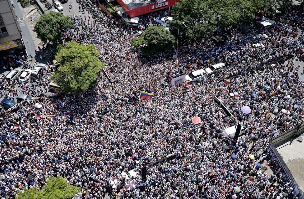 nuriapiera's tweet photo. Oposición venezolana desafía al régimen de Maduro en jornada histórica https://t.co/qI3DJYzUQk https://t.co/QRw6TP4MP4
