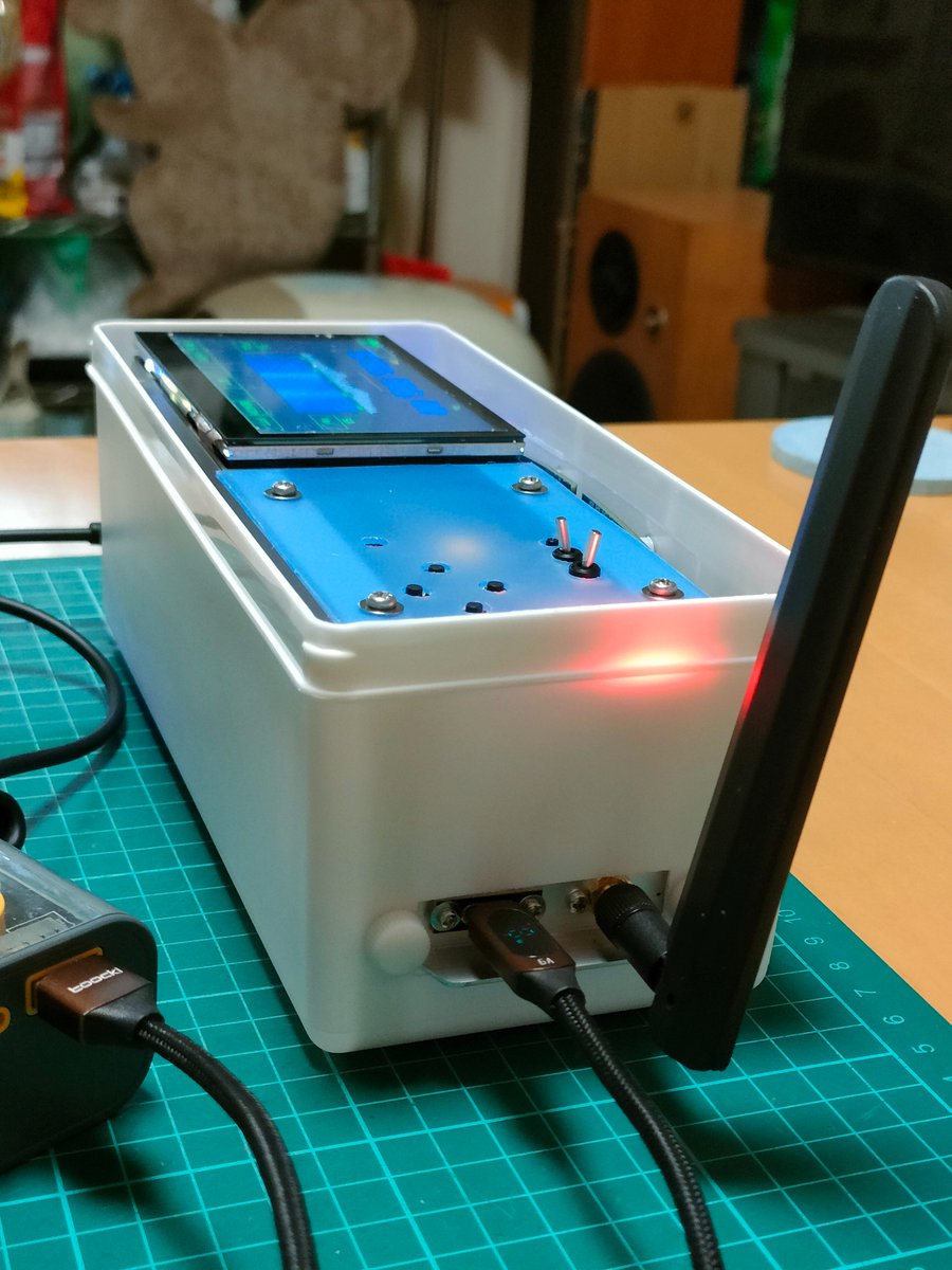 MASAFUKUI2's tweet image. #PlutoSDR #Transceiver の製作は2作目本番機、完成度は85%まで進行中
主な仕様
　18650リチウム電池内蔵のハンディー機
　内蔵電池で3時間連続受信可
　受信は70MHz～6GHz全帯域
　送信は5.6Gバンド　出力1W程度
　USB-C端子から充電中も送受信可

追って中身を紹介致します

#Hamradio #DIY #5600MHz