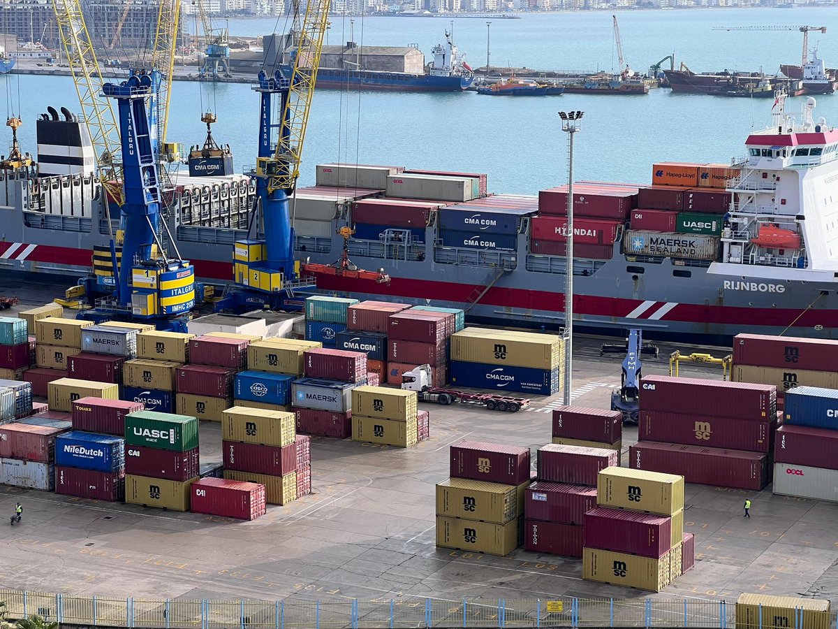 DurresPort's tweet photo. #ContainerThursday⛴🏗🌊
#Spotted👀: #Rijnborg container ship flying under the flag of #Nethelands🇳🇱unloading 512 Pcs @ quay 6 today.This ship is 176 m long &amp; has a GT of 16.506 t.🚢🏗

#Maritime🇦🇱⚓️🚢 #portcity #logistics  #shipping #cargo #portainers #harbour
#Thursdayvibes📸 https://t.co/88XcZaSFiT
