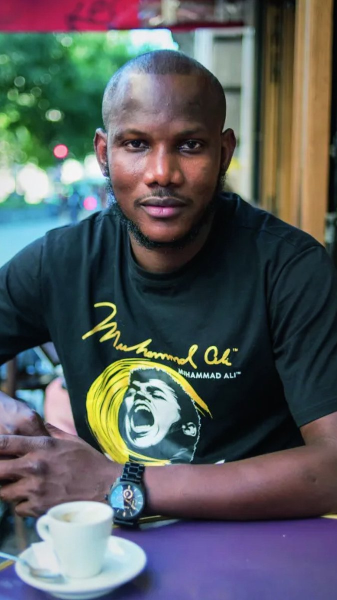 Fs_francaises_'s tweet image. Le 9 janvier 2015, Lassana Bathily employé du supermarché, protégeait des otages en les cachant dans la chambre froide et aidait les policiers à préparer leur assaut.

Par sa bravoure, il a contribué à sauver des vies durant la prise d&apos;otages.

Le héros de l’Hyper Cacher.