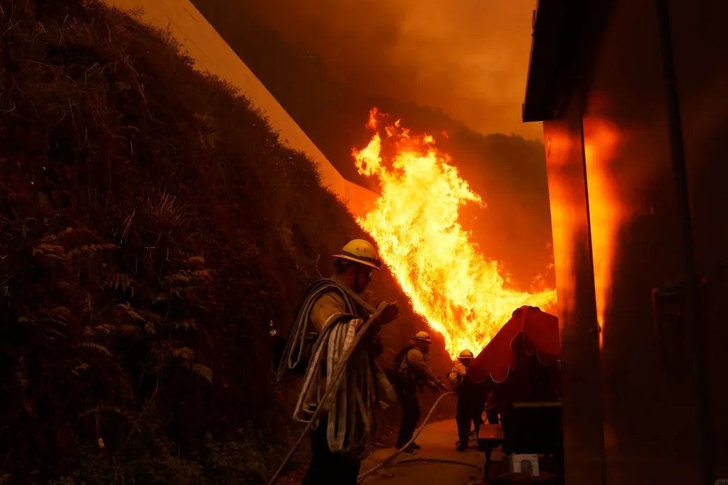 On January 7, local time, the strong storm "Santa Ana Wind" triggered wildfires. As of January 8, at least 5 people were killed, a large number of people were injured, and more than 100,000 people were forced to evacuate #LA #lafires  #LasVegas #hollywoodhillsfire #Hollywood