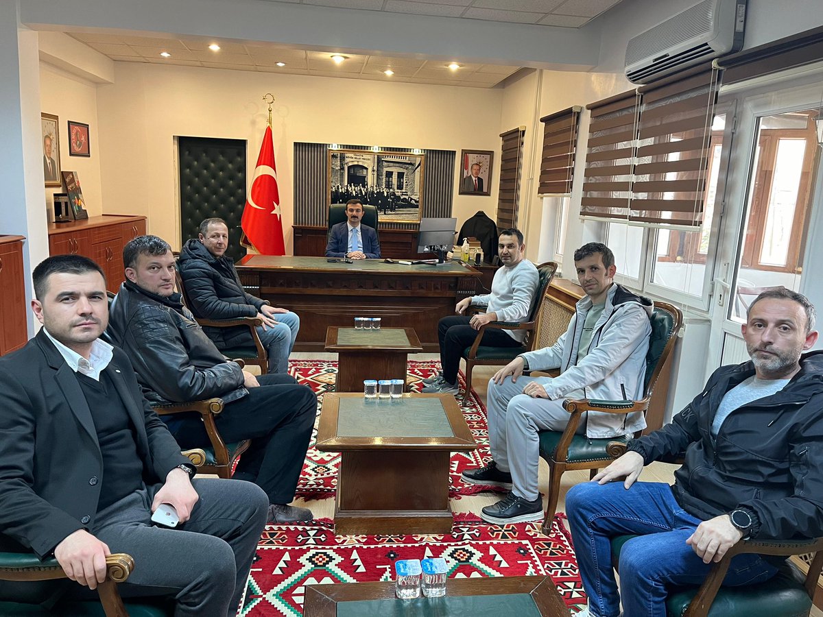 TarakliKaymakam's tweet photo. Taraklı Spor Yönetim Kurulu, Kaymakamımız Sn Burak SERTTAŞ’ı makamında ziyaret etti. https://t.co/DBYiJypswq