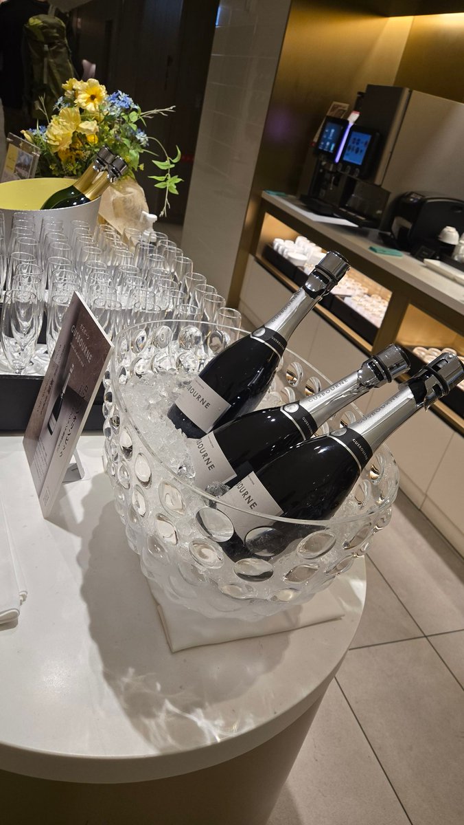 patstravelrevu's tweet image. @JAL_Official_jp #FirstClassLounge #Tokyo #NaritaAirport (order meal through qr code on table) patstravelreviews.com #airportlounge #airlineclub #airlinelounge #Airport #travel #luxurytravel #aviation #avgeek #JAL #JapanAirlines #NRT #Narita #oneworld #patstravelreviews