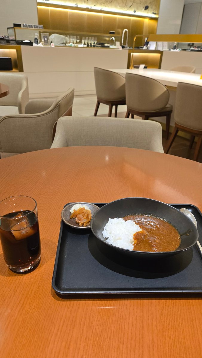 patstravelrevu's tweet image. @JAL_Official_jp #FirstClassLounge #Tokyo #NaritaAirport (order meal through qr code on table) patstravelreviews.com #airportlounge #airlineclub #airlinelounge #Airport #travel #luxurytravel #aviation #avgeek #JAL #JapanAirlines #NRT #Narita #oneworld #patstravelreviews
