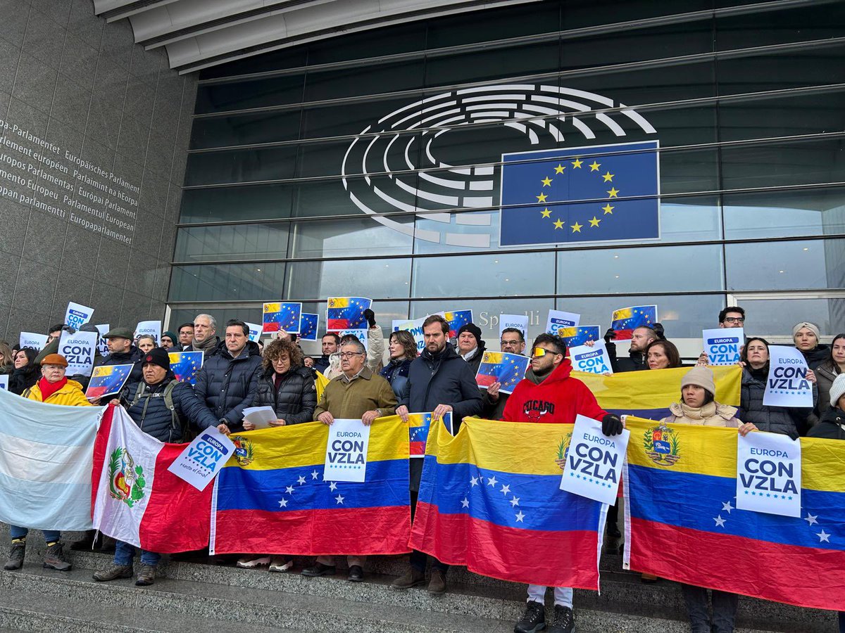 AlbertoRodNews's tweet photo. ÚLTIMA HORA | Venezolanos se unen a la protesta convocada por María Corina Machado este 9E frente al Parlamento Europeo en Bruselas: "Gloria al Bravo Pueblo". https://t.co/WJuYK3RRET https://t.co/KCk4eVBDF1