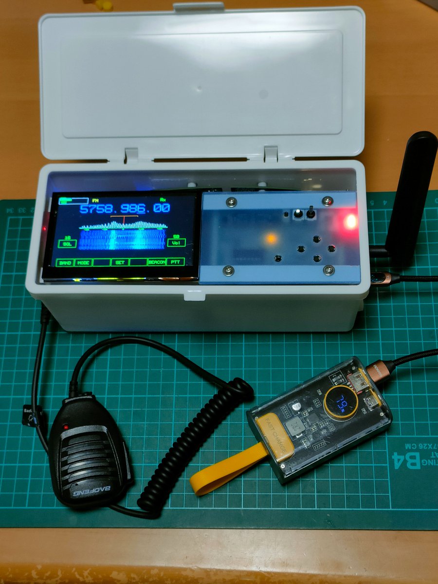 MASAFUKUI2's tweet image. #PlutoSDR #Transceiver の製作は2作目本番機、完成度は85%まで進行中
主な仕様
　18650リチウム電池内蔵のハンディー機
　内蔵電池で3時間連続受信可
　受信は70MHz～6GHz全帯域
　送信は5.6Gバンド　出力1W程度
　USB-C端子から充電中も送受信可

追って中身を紹介致します

#Hamradio #DIY #5600MHz