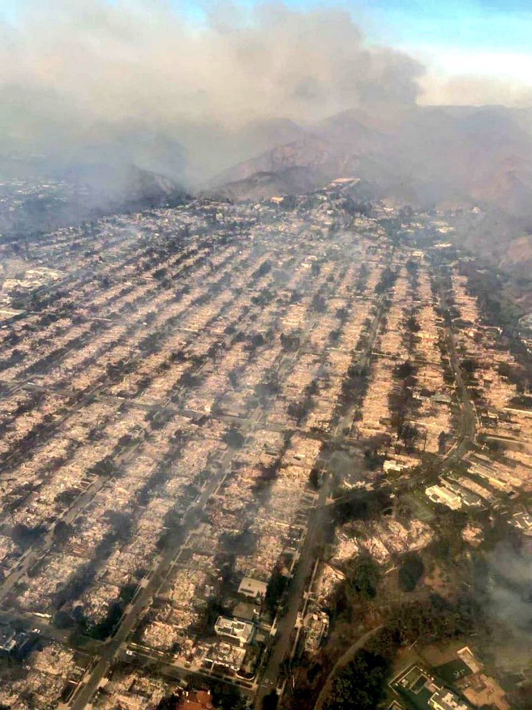 Aucun média ne vous en parlera, mais c’est une fois de plus l’idéologie écolo-gauchiste qui a facilité la propagation des incendies de Los Angeles. 

👉 ils ont refusé les réserves d’eau et le débroussaillage préventif au nom de la protection de l’environnement. 

👉 ils ont mis