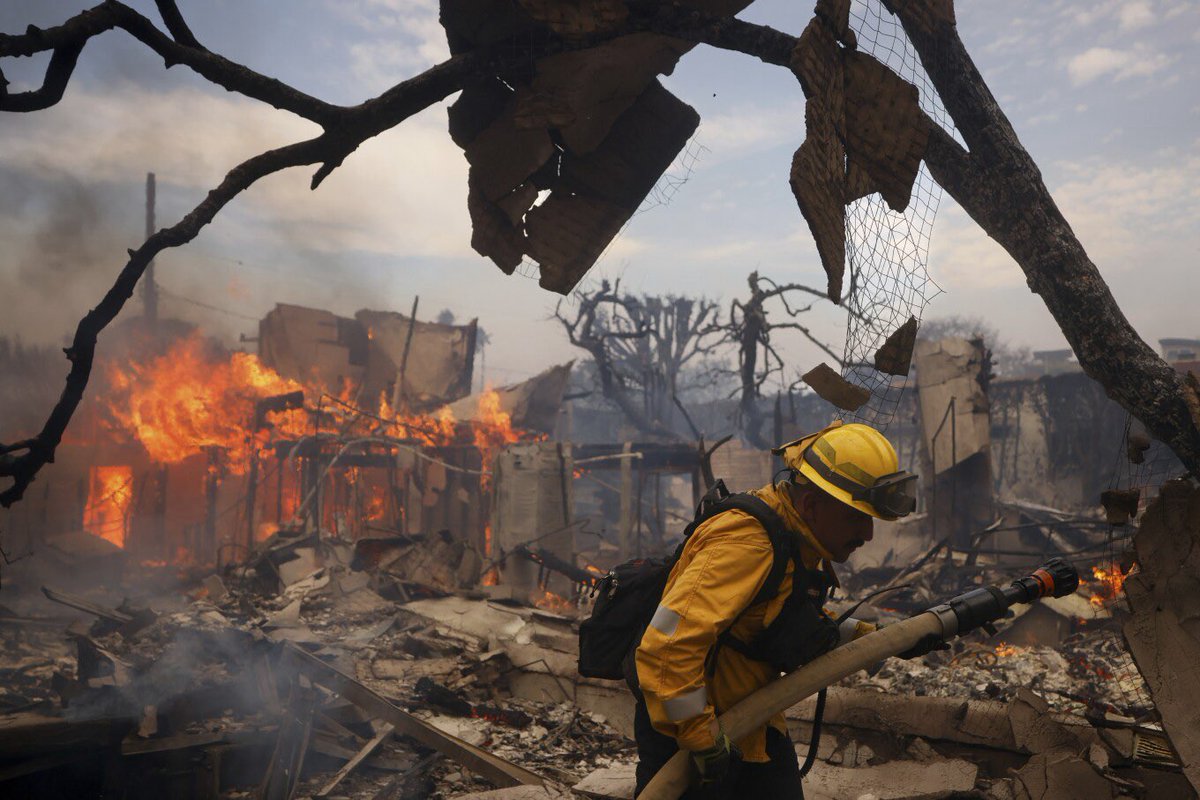 davidaxelrod's tweet photo. What caused the cataclysmic LA fires?
Read this story and consider the fact that Trump has called climate change a "hoax," and plans to scrap efforts to slow it's progress. https://t.co/z1AByjEq1p https://t.co/ZYfOvfDPno