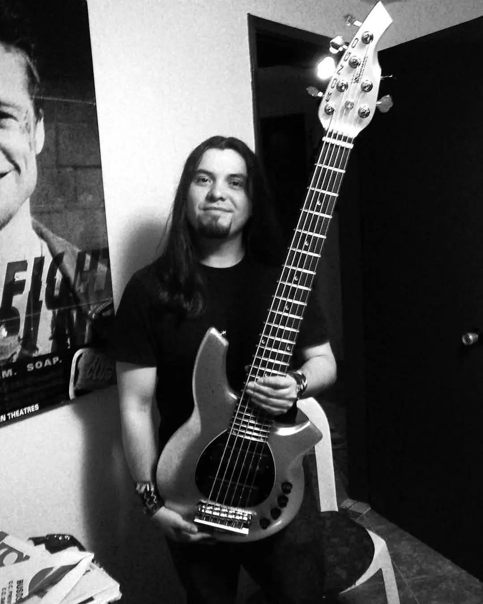 Gente, ayúdenme a difundir.
Anoche le robaron el bajo a un amigo en Chapinero. Es único en el país. Es imposible venderlo sin identificarlo. Es un bajo MusicMan Bongo 6 HH plateado (Sterling Silver). 
Les agradezco si lo ven o tienen alguna info llamar al: 301 702 7511

Gracias!