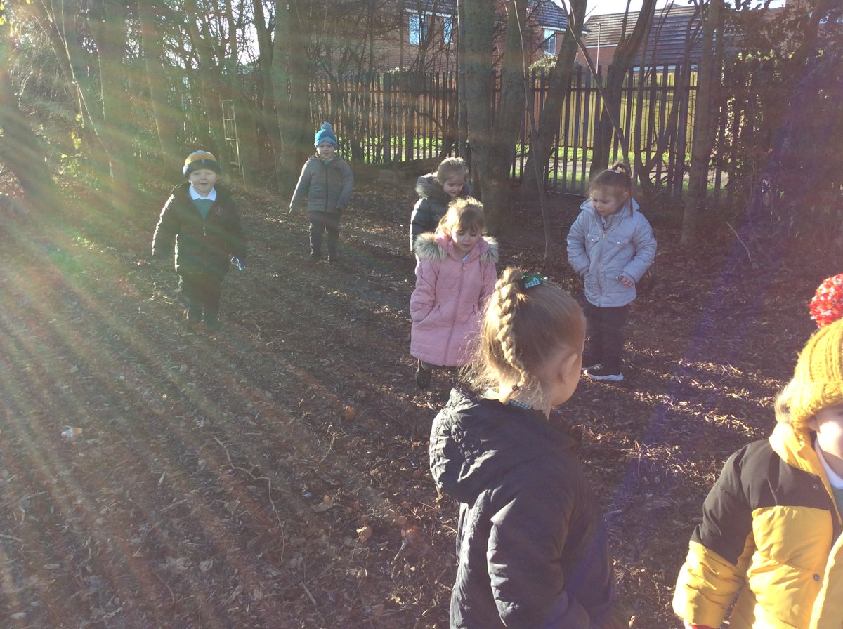 OverfieldsPri's tweet image. Nursery wrapped up warm and found lots of signs of Winter on our walk this morning.❄️