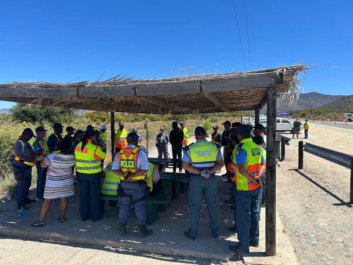 IsaacSileku's tweet photo. Interprovincial traffic operation in Willowmore 🚘
Ensuring road safety with law enforcement, vehicle checks, and driver accountability. Together, we save lives and promote responsible road use. Road safety is everyone’s responsibility! 🚔🚦🛣️✋🏼⚠️
#RoadSafety #DriveResponsibly https://t.co/G49SR8XP6t