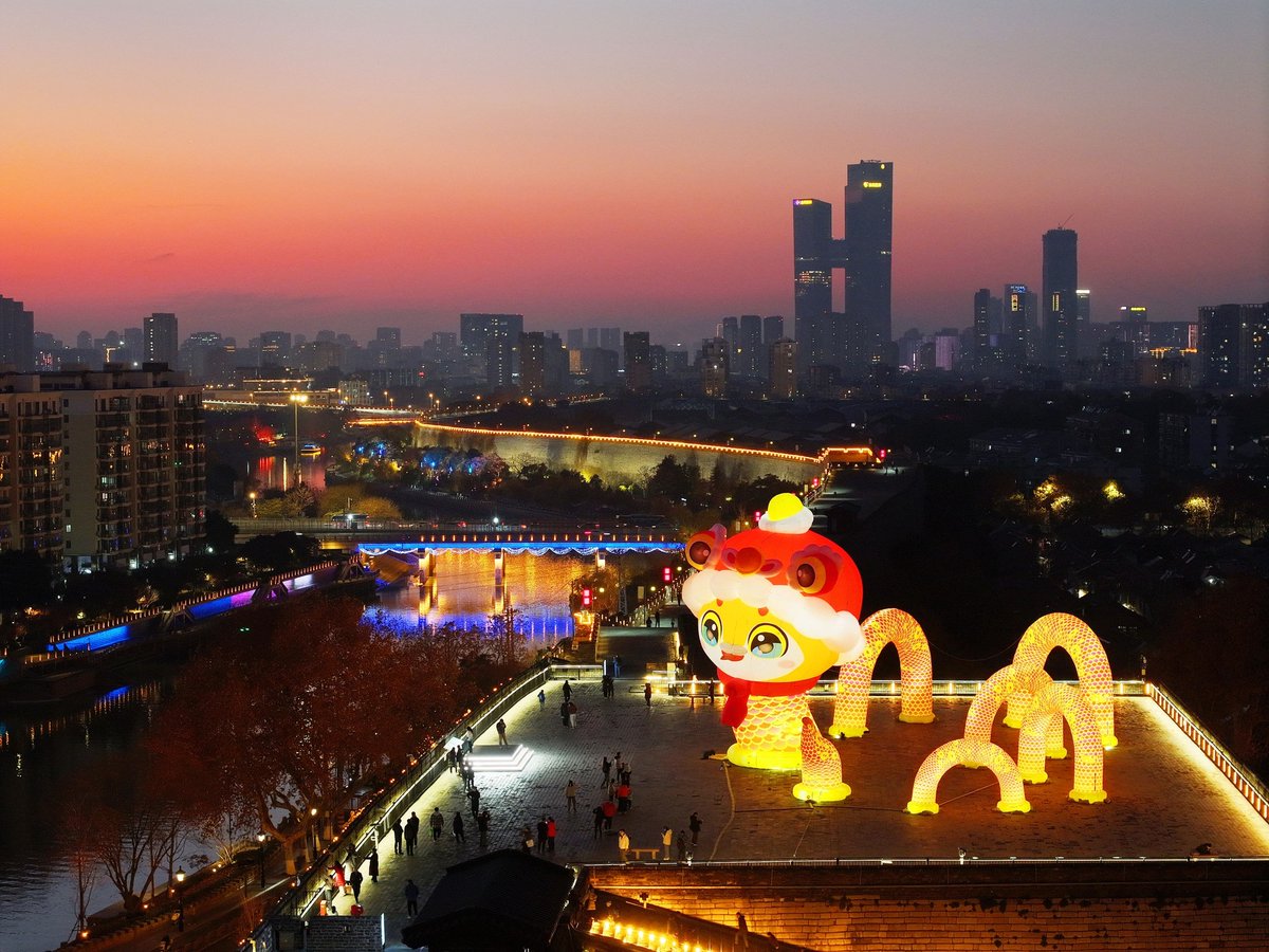 AmbCina's tweet image. 🏮L’ANNO DEL SERPENTE BRILLA A NANJING!

Un'installazione alta 16 metri, dedicata all’#AnnodelSerpente, sta incantando i visitatori presso la Porta Zhonghua, sulla storica cinta muraria di Nanchino, nella provincia di Jiangsu. 🐍

Decorata con adorabili lanterne "#Snake Baby",