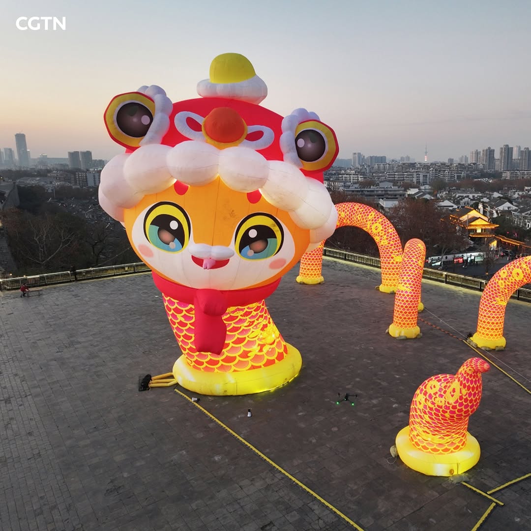 AmbCina's tweet image. 🏮L’ANNO DEL SERPENTE BRILLA A NANJING!

Un'installazione alta 16 metri, dedicata all’#AnnodelSerpente, sta incantando i visitatori presso la Porta Zhonghua, sulla storica cinta muraria di Nanchino, nella provincia di Jiangsu. 🐍

Decorata con adorabili lanterne "#Snake Baby",