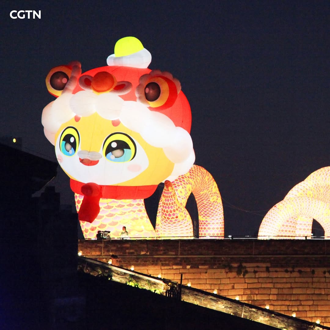 AmbCina's tweet image. 🏮L’ANNO DEL SERPENTE BRILLA A NANJING!

Un'installazione alta 16 metri, dedicata all’#AnnodelSerpente, sta incantando i visitatori presso la Porta Zhonghua, sulla storica cinta muraria di Nanchino, nella provincia di Jiangsu. 🐍

Decorata con adorabili lanterne "#Snake Baby",