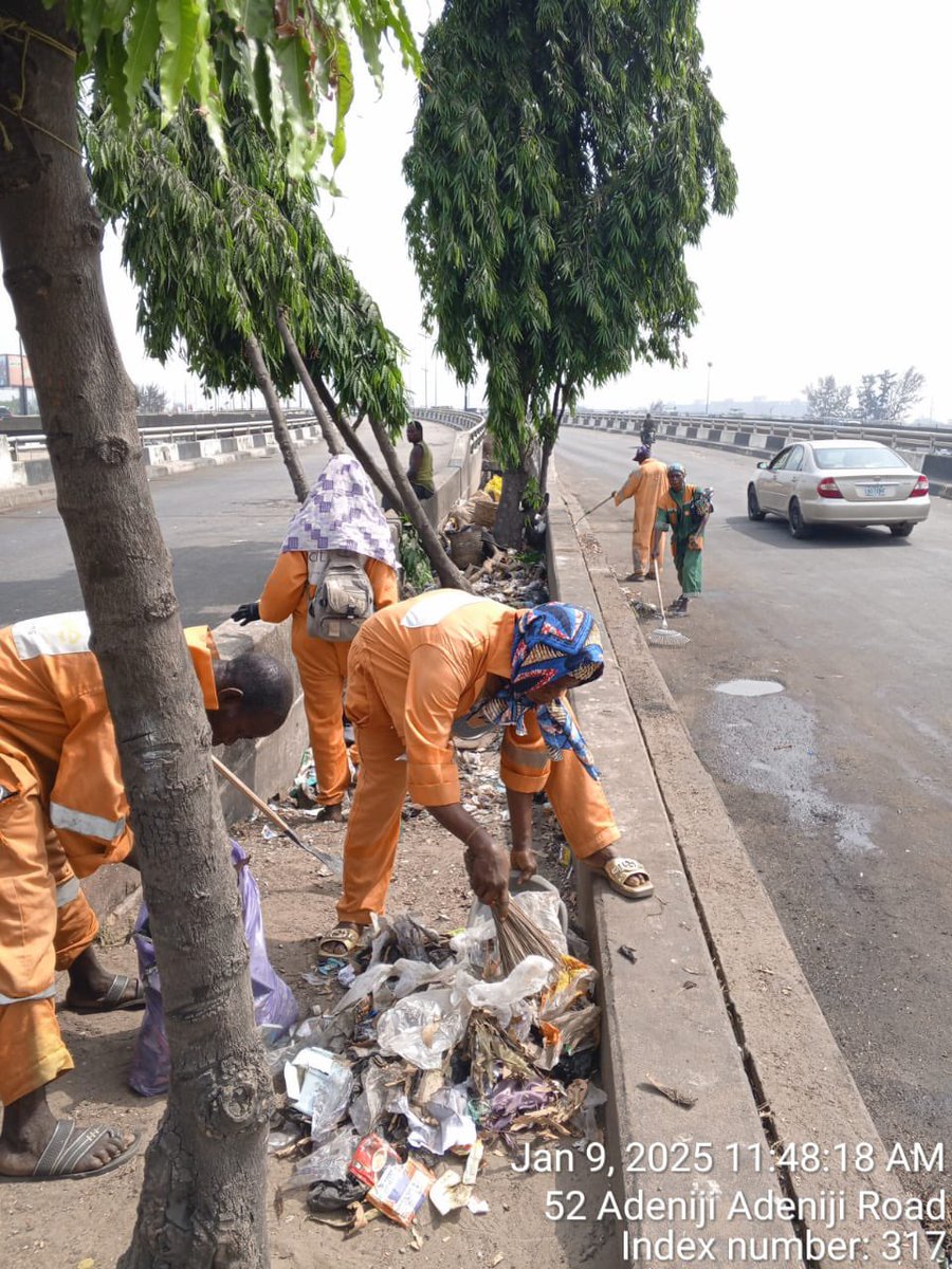 muyiwag's tweet image. 🧹#ONGOING: Periodic cleanup of Osborne Loop, Bridge, and Sura Market environs by @Lawma_gov Street Sanitation Team. 

#BEFORE and #DURING 👇🏾