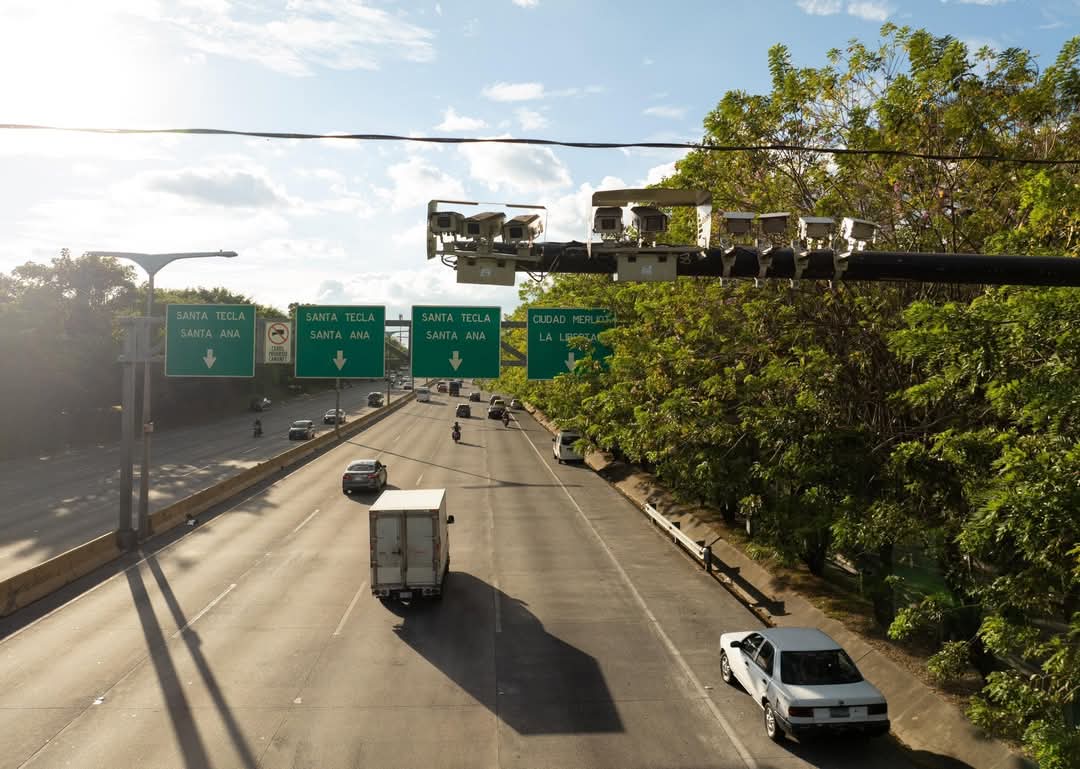 ElCapi2016's tweet image. #ElCapi
Hoy inició el proyecto con 12 conductores ya multados por exceso de velocidad (+90 km/h).
✅ Se controlarán distracciones al volante, invasión de carriles y sobrepeso de carga.
✅ Multas desde $300 por infracciones graves.
✅ En 45 días habrá mejor iluminación en la zona.