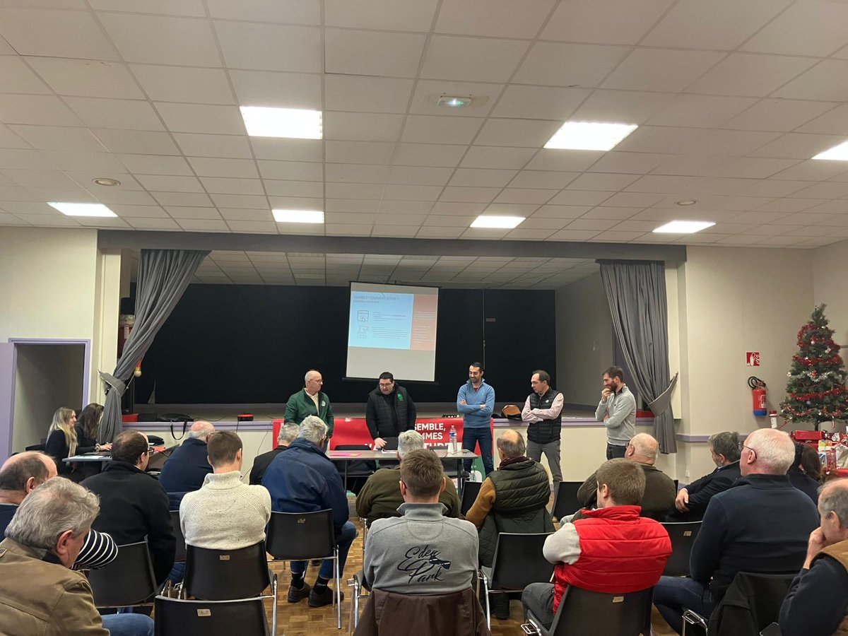 FNSEA's tweet image. 🟢🔴 #FNSEA et Jeunes Agriculteurs en campagne | Meeting de campagne dans le Cher. 🚜✊ Pour @ThierryCoue, secr.gen.adj FNSEA  : 🎙️"Le réseau FNSEA/JA a acquis une crédibilité en tant que syndicat responsable. Notre force c’est notre réseau. (...) Réunir les gens est le meilleur…