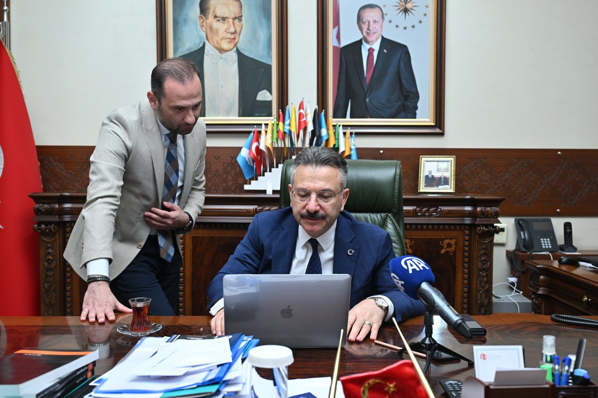 eskvaliligi's tweet photo. Anadolu Ajansı Bursa Bölge Müdürü Erdinç Aksoy ve Eskişehir Büro Sorumlusu Deniz Açık Valimiz Sayın Hüseyin Aksoy'u ziyaret etti. 
Valimiz Sayın Hüseyin Aksoy, Anadolu Ajansı foto muhabirlerinin yurt içinde ve yurt dışında çektiği fotoğrafları inceleyerek, "Haber", "Günlük Hayat", "Spor" "Doğal Yaşam ve Çevre" ile "Özel Kategori Özgür Suriye" kategorilerinden oluşan "Yılın Fotoğrafları" oylamasına katıldı.
Sayın Valimiz, Anadolu Ajansı'nı ülkemizin önemli teşkilatlarından biri olarak değerlendirerek, "Anadolu Ajansı, uzun yıllara dayanan tecrübesi, bilgi birikimi ve kaliteli hizmetiyle ülkemizin gurur kaynağıdır." dedi.
Beş dalda belirlenen fotoğraflar arasından seçim yapan Sayın Valimiz, "Haber", "Günlük Hayat", "Spor" "Doğal Yaşam ve Çevre" ile "Özel Kategori Özgür Suriye" kategorilerindeki fotoğrafları dikkatle inceledi. Sayın Valimiz, "Anadolu Ajansı tarafından her yıl düzenlenen yılın fotoğrafları oylaması, artık klasikleşen bir etkinlik haline gelmiştir. Bu sayede, yaşadığımız yılı yeniden gözden geçirme fırsatı buluyoruz. Fotoğrafların her biri kendi içinde anlam barındıran önemli karelerdir. Oylamaya katılan fotoğrafların her biri, yaşanan anları çok güzel yansıtmış ve Anadolu Ajansı çalışanlarının emeğiyle ortaya konulmuştur. Emeği geçen tüm arkadaşları gönülden tebrik ediyorum." diye konuştu.
@ValiAKSOY 
@anadoluajansi
#Eskişehir