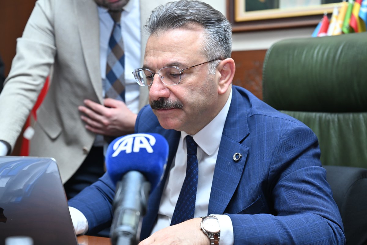 eskvaliligi's tweet photo. Anadolu Ajansı Bursa Bölge Müdürü Erdinç Aksoy ve Eskişehir Büro Sorumlusu Deniz Açık Valimiz Sayın Hüseyin Aksoy'u ziyaret etti. 
Valimiz Sayın Hüseyin Aksoy, Anadolu Ajansı foto muhabirlerinin yurt içinde ve yurt dışında çektiği fotoğrafları inceleyerek, "Haber", "Günlük Hayat", "Spor" "Doğal Yaşam ve Çevre" ile "Özel Kategori Özgür Suriye" kategorilerinden oluşan "Yılın Fotoğrafları" oylamasına katıldı.
Sayın Valimiz, Anadolu Ajansı'nı ülkemizin önemli teşkilatlarından biri olarak değerlendirerek, "Anadolu Ajansı, uzun yıllara dayanan tecrübesi, bilgi birikimi ve kaliteli hizmetiyle ülkemizin gurur kaynağıdır." dedi.
Beş dalda belirlenen fotoğraflar arasından seçim yapan Sayın Valimiz, "Haber", "Günlük Hayat", "Spor" "Doğal Yaşam ve Çevre" ile "Özel Kategori Özgür Suriye" kategorilerindeki fotoğrafları dikkatle inceledi. Sayın Valimiz, "Anadolu Ajansı tarafından her yıl düzenlenen yılın fotoğrafları oylaması, artık klasikleşen bir etkinlik haline gelmiştir. Bu sayede, yaşadığımız yılı yeniden gözden geçirme fırsatı buluyoruz. Fotoğrafların her biri kendi içinde anlam barındıran önemli karelerdir. Oylamaya katılan fotoğrafların her biri, yaşanan anları çok güzel yansıtmış ve Anadolu Ajansı çalışanlarının emeğiyle ortaya konulmuştur. Emeği geçen tüm arkadaşları gönülden tebrik ediyorum." diye konuştu.
@ValiAKSOY 
@anadoluajansi
#Eskişehir