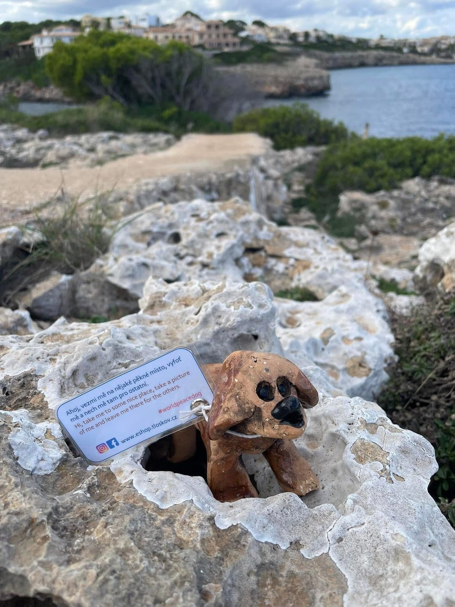 CSS_Tloskov's tweet photo. Our clay dog travels all over the world. Thanks for that. 

Take me to some place, take a picture of me and leave there for the others - it’s made by mentally handicapped people from Tloskov 🇨🇿 #worldpeacedog 🐶 https://t.co/yMlbaRpy2n