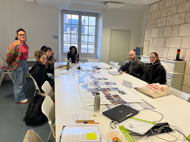 [Retour sur…] Fresque du climat  

Le lundi 6 janvier 2025 s'est tenue la Fresque du climat organisée pour les étudiants de M1 du <a href="/CESR_Tours/">Centre d'études supérieures de la Renaissance</a> ⤵️

🔗 cesr.univ-tours.fr/retour-sur-fre…